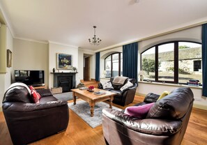 Unclassified image, 2 of 27, button - A large spacious 3 bedroomed house in farmyard courtyard. (Perth)