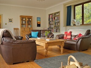 Interior - A large spacious 3 bedroomed house in farmyard courtyard. (Perth)