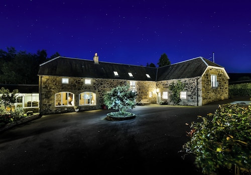 Delightful recently converted 2 bed house in farmyard courtyard.