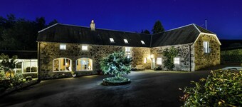 Delightful recently converted 2 bed house in farmyard courtyard.