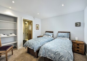 2 bedrooms, iron/ironing board, travel crib, free WiFi - Delightful recently converted 2 bed house in farmyard courtyard. (Perth)