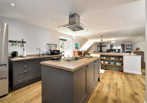 Oven, dishwasher, toaster, highchair - Delightful recently converted 2 bed house in farmyard courtyard. (Perth)