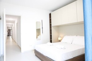 2 habitaciones, tabla de planchar con plancha, cuna de viaje y wifi 