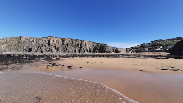 A coastal landscape with a rocky cliff and a sandy beach. - Quay Sands, Hope Cove (Kingsbridge)