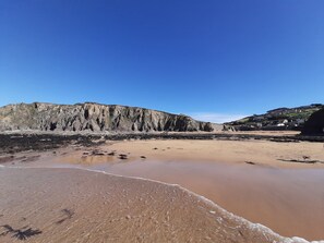 A coastal landscape with a rocky cliff and a sandy beach. - Quay Sands, Hope Cove (Kingsbridge)