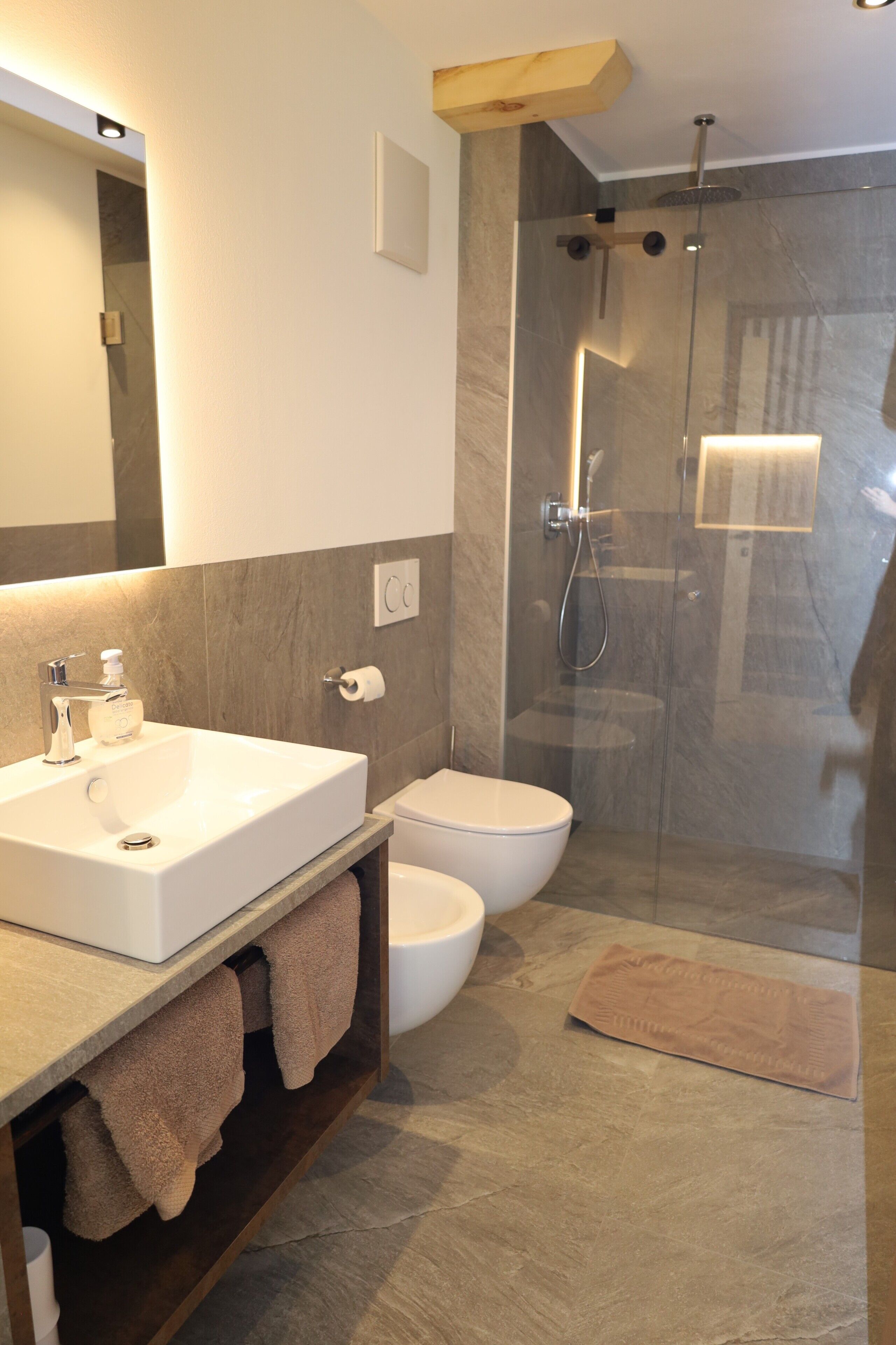 Een douche, een haardroger, handdoeken