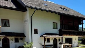Ein traditionelles Gebäude mit einem Kiesweg zum Eingang.