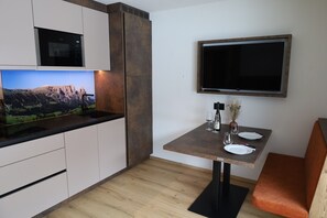 Fridge, microwave, stovetop, dishwasher - Apartment 'Schlern' with Mountain View, Private Terrace and Wi-Fi (Passua)