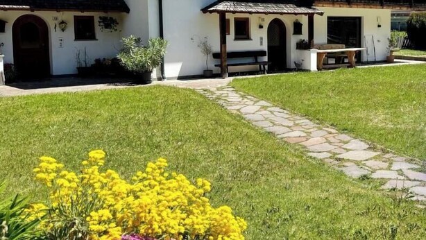 Un edificio tradicional con un camino de piedra que lleva a la entrada.