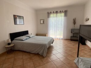 3 habitaciones, tabla de planchar con plancha, wifi y ropa de cama 