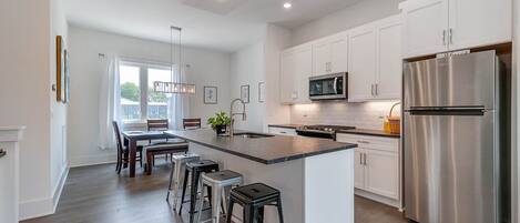 Jääkaappi, uuni, liesi, astianpesukone