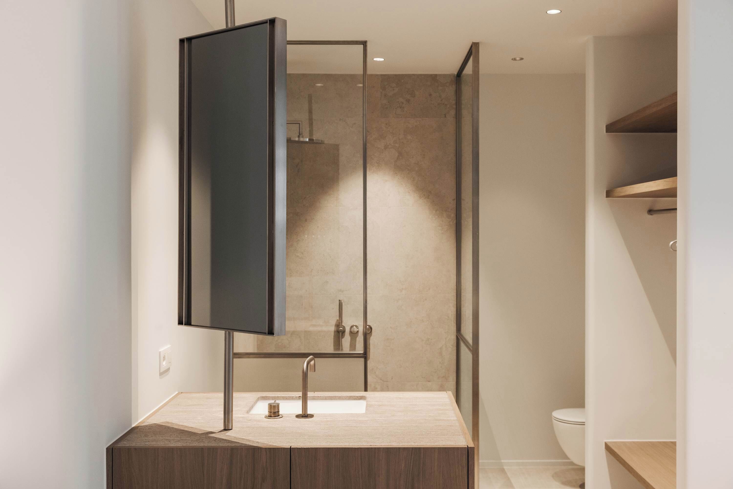 Een douche, een haardroger, handdoeken, shampoo