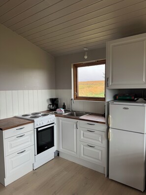 Cabin | Private kitchen - Eldborg Cabins & Guesthouse (Borgarnes)