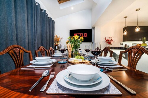 2-Waters 4-BR  Hemel Luxury: Contractors, Families