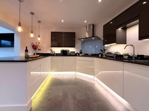 CosyRiverside House: Contractors, tourists free parking