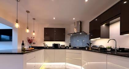 CosyRiverside House: Contractors, tourists free parking