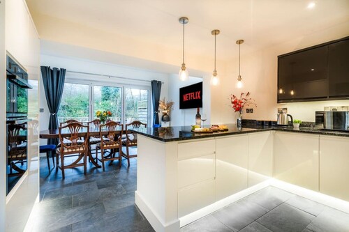 2-Waters 4-BR  Hemel Luxury: Contractors, Families