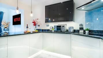 Una cucina moderna con forno a microonde, tostapane e porta coltelli.