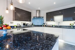 Unclassified image, 4 of 68, button - 2-Waters 4-BR  Hemel Luxury: Contractors, Families (Hemel Hempstead)