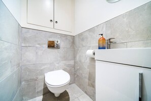 Unclassified image, 4 of 68, button - 2-Waters 4-BR  Hemel Luxury: Contractors, Families (Hemel Hempstead)