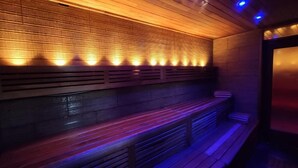 Una sauna con bancos de madera y techo inclinado.