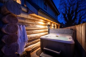 Outdoor spa tub - Bears Den (Ilkley)