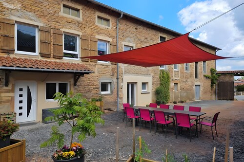 Between vineyards and forests in the mâconnais