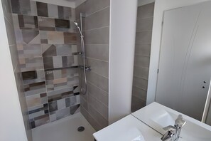 Shower, hair dryer, towels - Between vineyards and forests in the mâconnais (Azé)