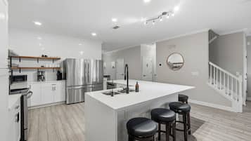 Fridge, microwave, stovetop, dishwasher