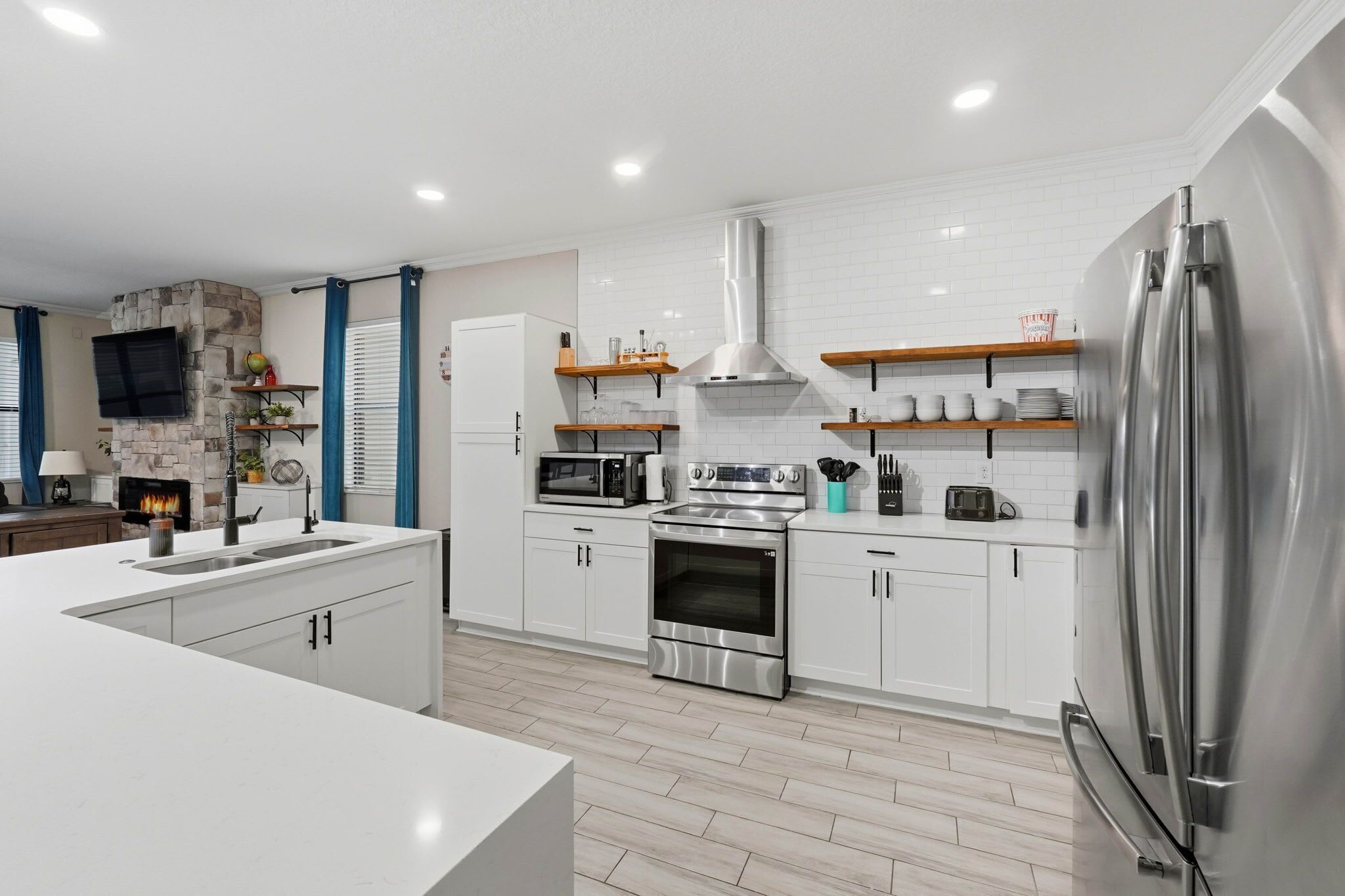 Een koelkast, een microgolfoven, een kookplaat, een vaatwasser