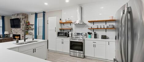 Een koelkast, een microgolfoven, een kookplaat, een vaatwasser