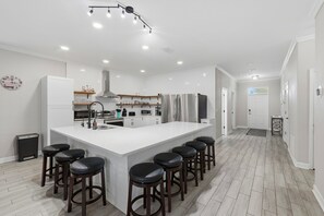 Kühlschrank, Mikrowelle, Herdplatte, Geschirrspüler