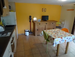 Unclassified image, 3 of 10, button - Cozy Cottage with Private Garden and Wi-Fi in Salles-Curan (Salles-Curan)