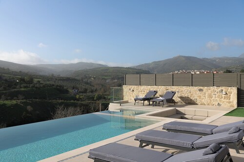 Apolonia Villa, with Pool, Jacuzzi & Heritage