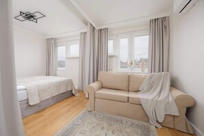 1 slaapkamer, een bureau, een strijkplank/strijkijzer, reisbedje