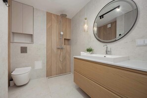 Dusche, Haartrockner, Handtücher, Shampoo