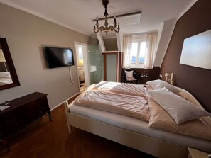 Unclassified image, 2 of 12, button - Double room Isis with landscape view (Kapfenstein)