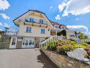 Unclassified image, 5 of 16, button - Deluxe family room Rosamunde with balcony (Kapfenstein)