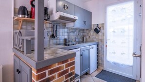 A compact kitchen with a built-in oven, a coffee machine, and a dishwasher. - La Canotière - Close to the beach (Saint-Georges-d'Oléron)