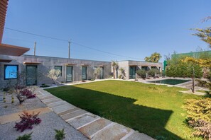 A modern building with a flat roof, a swimming pool, and a well-maintained lawn. - Apartment 'T2 Familiar Ua01' with Shared Pool, Wi-Fi and Air Conditioning (Palmeira)