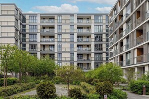 Exterior - Spacious Apartment | 3 Bedrooms | Garage and Balcony (Warszawa)