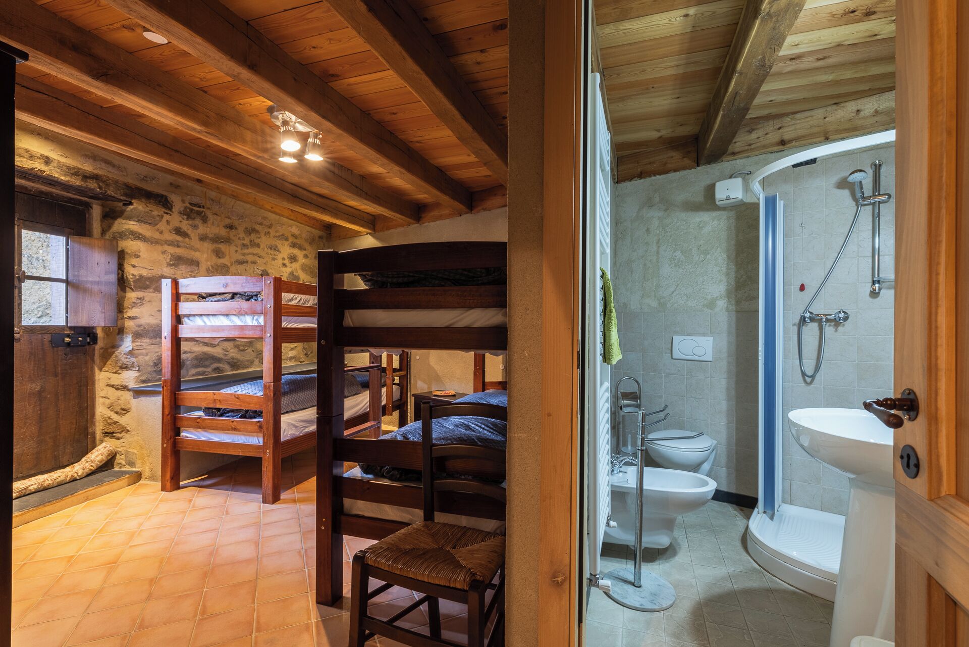 Economy-Vierbettzimmer, eigenes Bad | Kostenloses WLAN