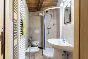 Dusche, Haartrockner, Bidet, Shampoo