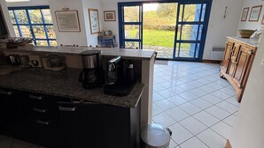 Una cocina moderna con una isla central, un ventanal y vistas al exterior.