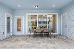 Outdoor dining - Elegant 5-Bed Home with Private Pool Near Disney (Clermont)