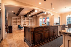 Interior - Delightful 4-bedroom house with AC in vibrant Houston, heated pool spa (Houston)