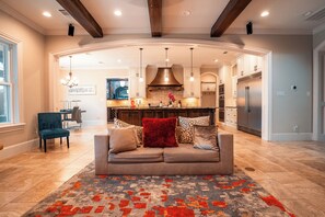 Living area - Delightful 4-bedroom house with AC in vibrant Houston, heated pool spa (Houston)