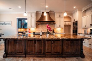 Private kitchen - Delightful 4-bedroom house with AC in vibrant Houston, heated pool spa (Houston)