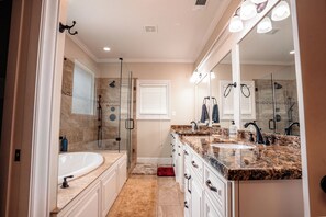 Shower, jetted bath, hair dryer, towels - Delightful 4-bedroom house with AC in vibrant Houston, heated pool spa (Houston)
