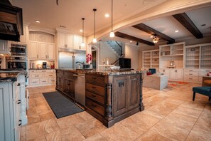 Private kitchen - Delightful 4-bedroom house with AC in vibrant Houston, heated pool spa (Houston)